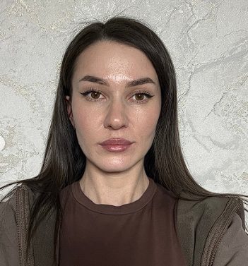 Исходное селфи у стены
